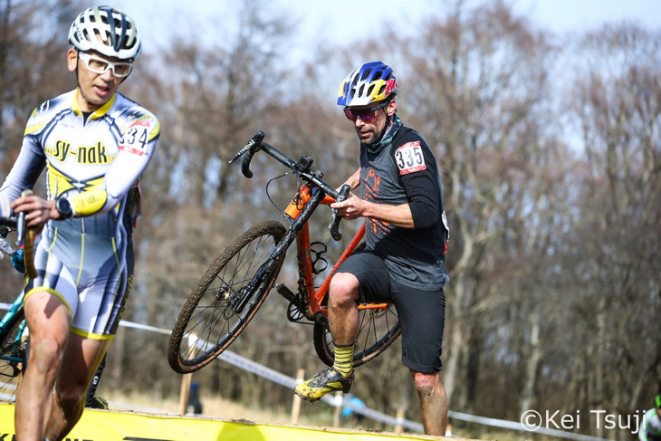 華麗なテクニックで走るティム・ジョンソン（canonndale p/b cyclocrossworld.com）