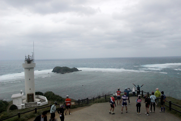 東シナ海の大海原を眺めながら黄昏れたいところだが、強風のため足早に退散