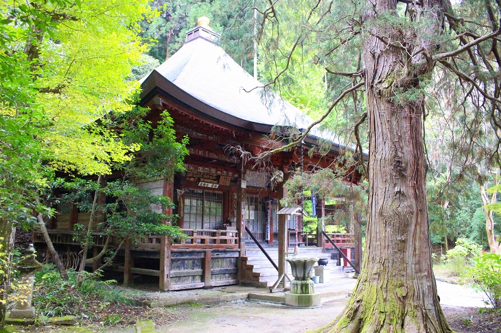 鮮やかな朱色が美しい法雲寺の観音堂は1615年と江戸初期の建立です