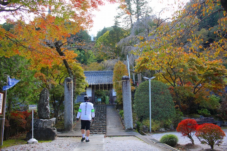 岩井堂から山沿いに進んだ場所にある大渕寺は護国観音のお寺として有名です