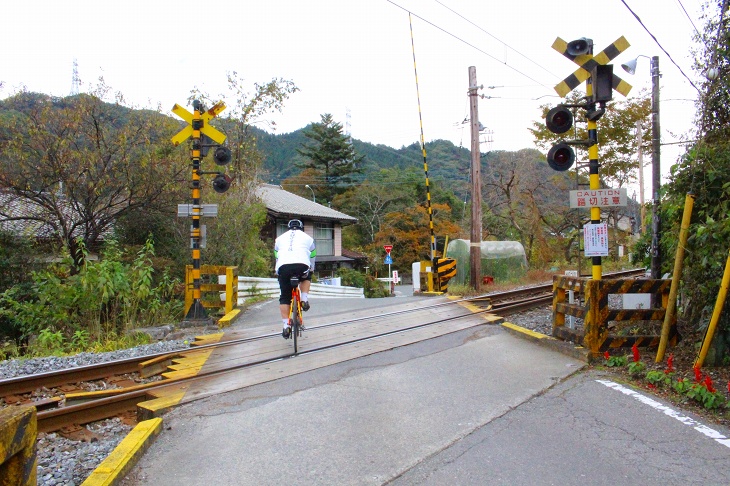 埼玉県東部の羽生駅から三峰山の麓である三峰口まで続く秩父鉄道を越えます
