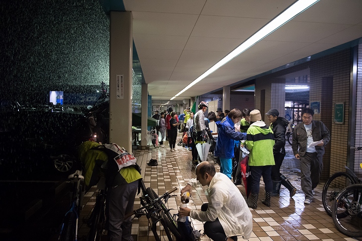 スタート会場に雨の中多くの参加者が集まってきた