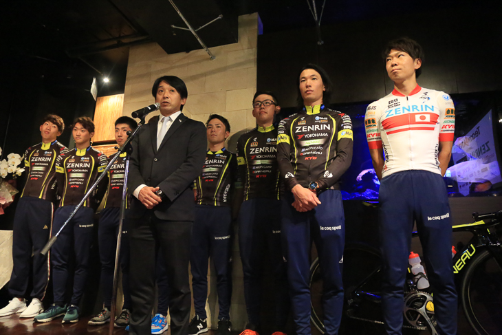 2017シーズン報告会で選手とともに立つ片山右京監督