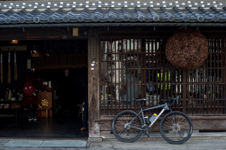 宿場町に造り酒屋はつきもの。大きな杉玉が熟成の時期を知らせてくれる。北国街道・木之本宿