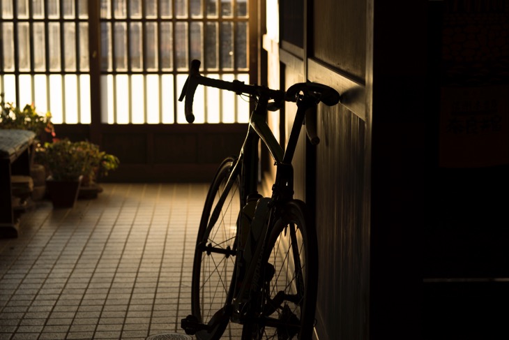 宿の朝は早い。階下で外国人客が慌ただしく出立。騒ぎの後には光に包まれる愛車が。中山道・奈良井宿