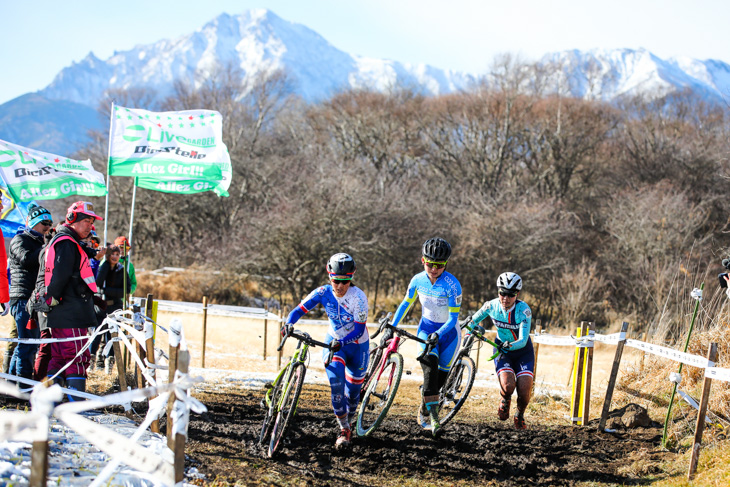 エリート女子　溝を飛び越え、今井美穂（CO2 bicycle）が先頭に出る