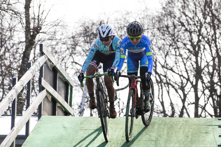 エリート女子　最終周回のフライオーバーで坂口聖香（S-Familia）が今井美穂（CO2 bicycle）に並ぶ