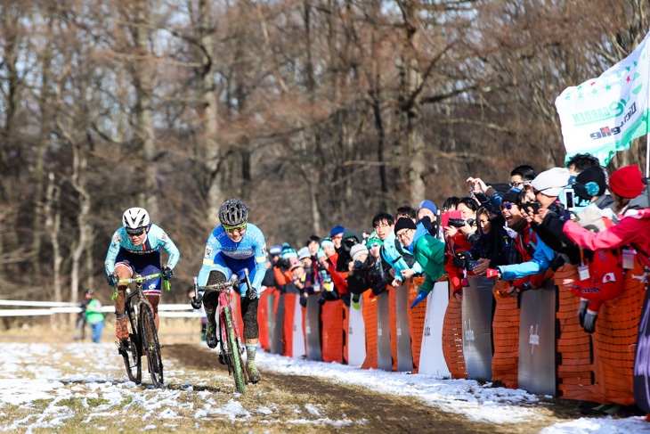 エリート女子　最終スプリントを繰り広げる坂口聖香（S-Familia）と今井美穂（CO2 bicycle）