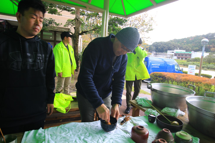 フィニッシュエイドではお茶が振舞われた