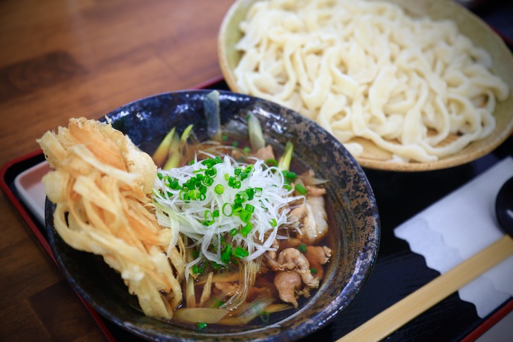 地元サイクリスト御用達の十文字うどん。水沢うどんとも違うちぢれ麺はこの店のオリジナル