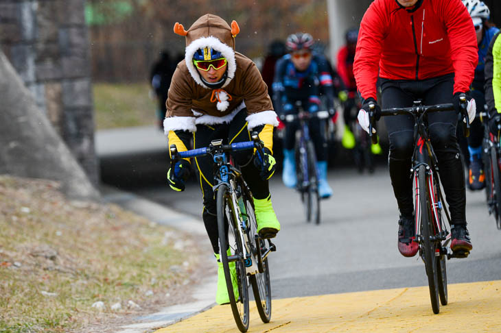 トナカイのコスプレで走る島口絢伍さん