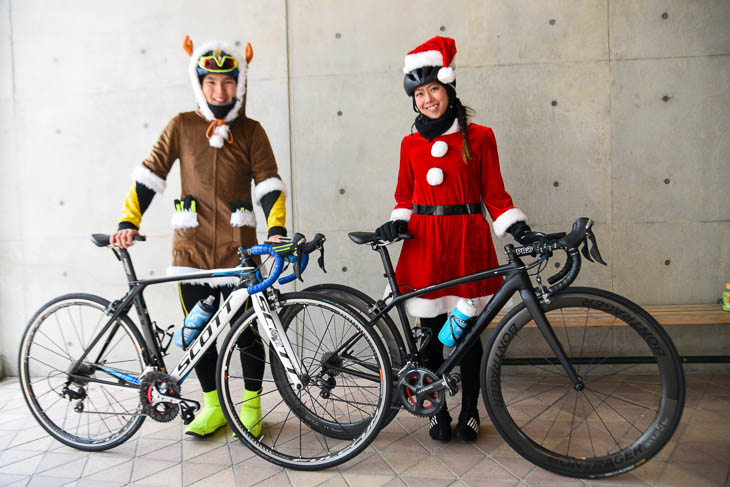 トナカイとサンタクロースのコスプレで走った島口絢伍さん、石原裕理さん