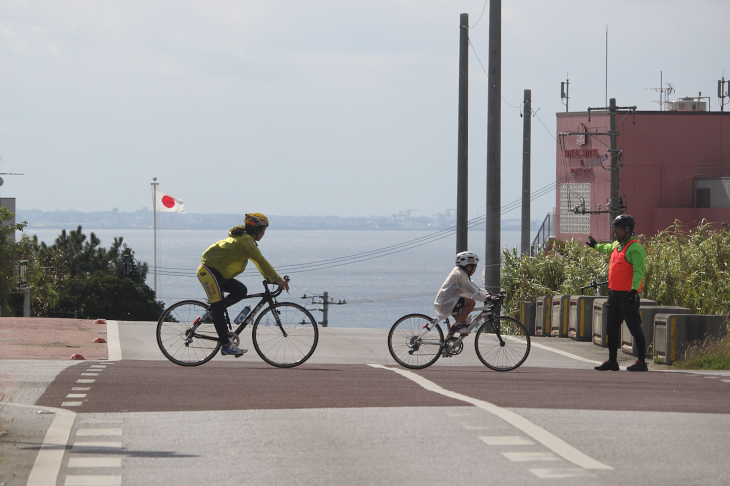 ふと脇道に目を向けると東シナ海が広がっている