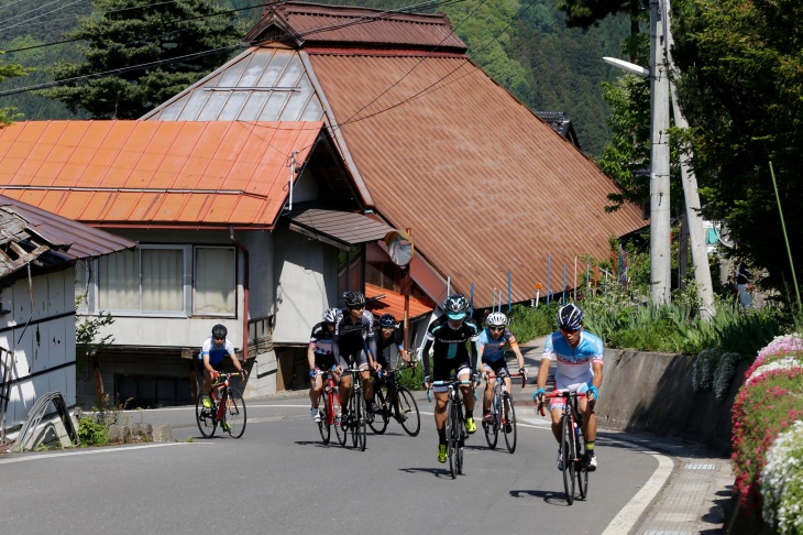 コース序盤は村の中を走り抜けるレイアウト