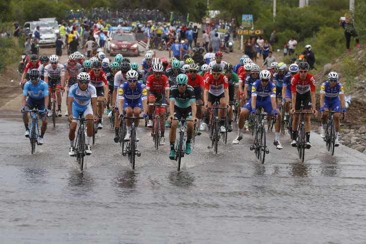 大雨により水没したコースを走る選手たち