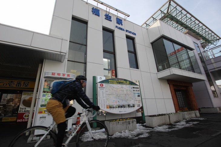 福生駅の前を通過していく