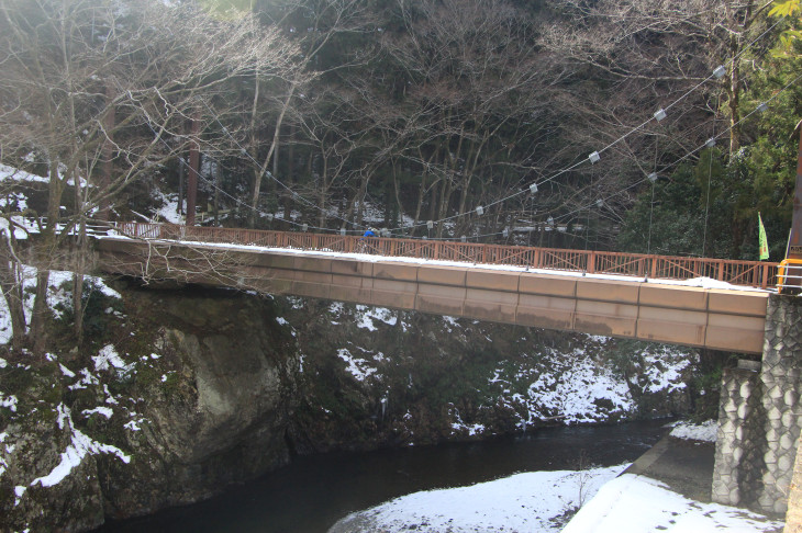 青木平橋を渡って檜原街道へと戻る