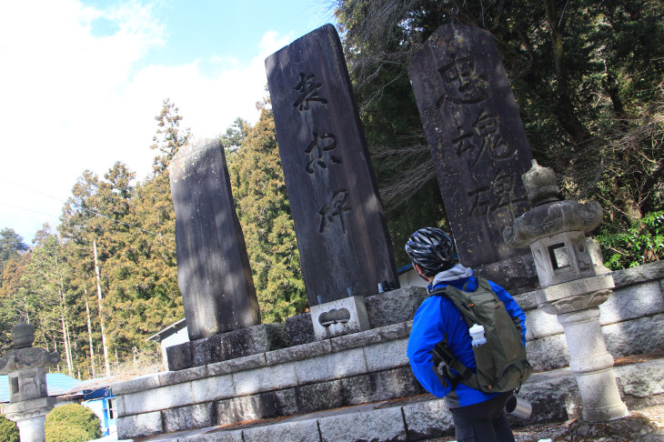 戦争で亡くなった兵隊さんの魂を祀る忠魂碑　中山の滝入り口の目印にもなっています