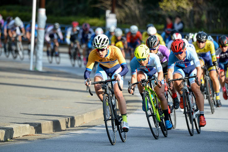 ロードレース・カップ・シリーズのリーダージャージを着る岡部祐太（日本体育大学）はメイン集団でレースを進める