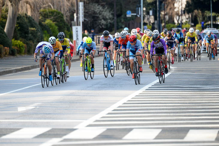 レース終盤になってもメイン集団の追走の足並みは揃わない