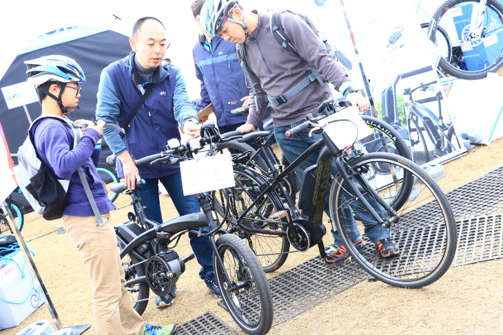 大勢の来場者がボッシュのユニットを搭載したE-bikeを試していった