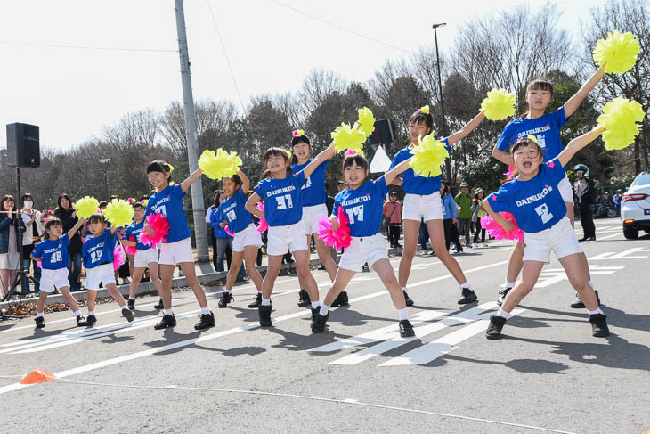 スタート前、地元小学生によるダンスが披露された