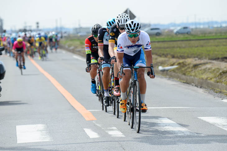 長い直線道路でのアタック合戦