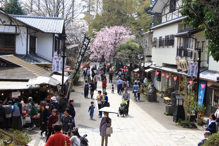 賑わいを見せる門前町