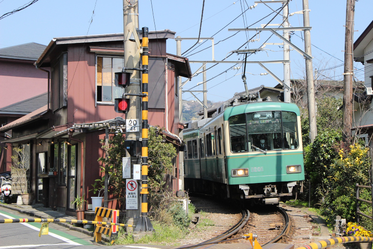 電車の横の建物がヨリドコロ