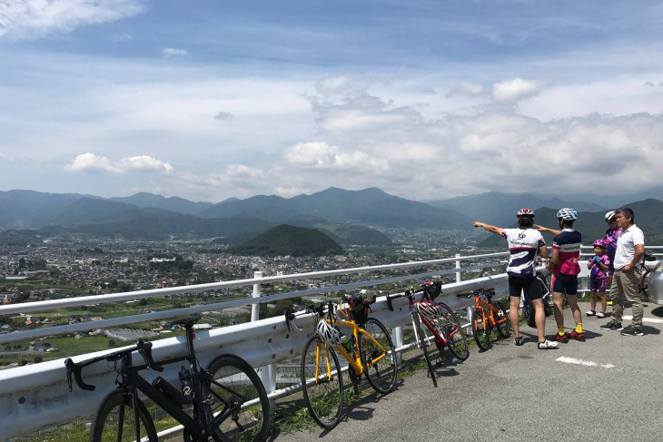 牛奥みはらしの丘からは甲府盆地が一望できる