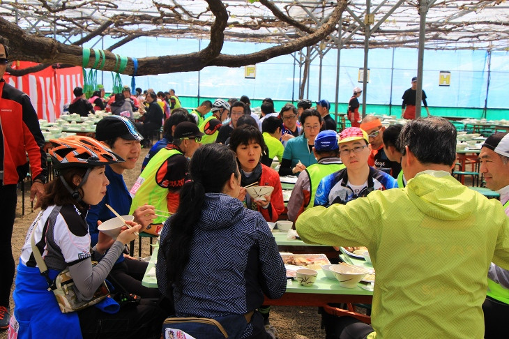 初対面の参加者同士で食卓を囲んでも、すぐに打ち解けられるのは、同じ道を走ってきた仲間だから