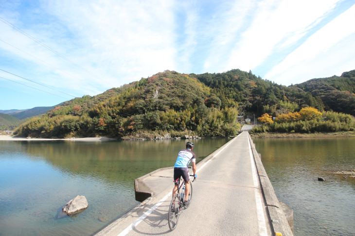 高知の川に特徴的な沈下橋を走ることもできる