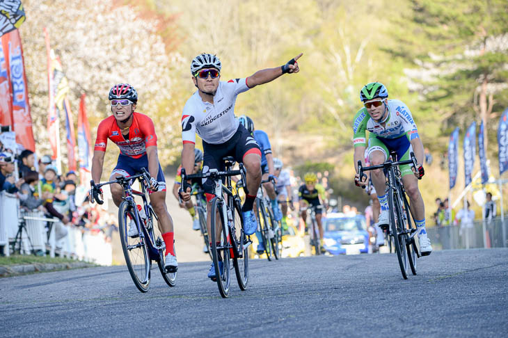 窪木一茂（チームブリヂストンサイクリング）が優勝