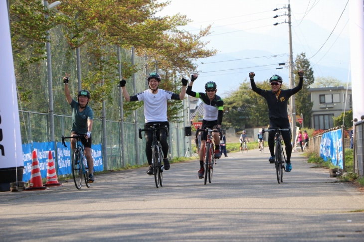 仲間4人と横並びでフィニッシュ