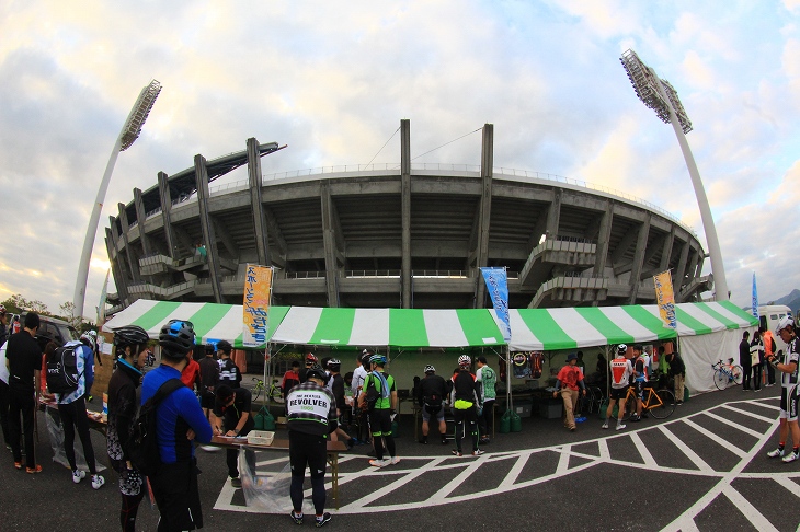 会場となったサンマリンスタジアム宮崎へ参加者の皆さんが集まってきました