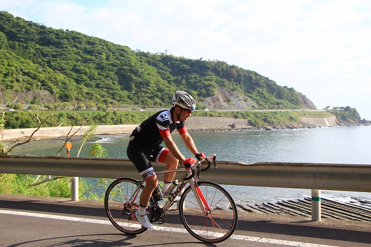 常に日向灘を望みながら走っていきます　風もほとんどなくって走りやすい