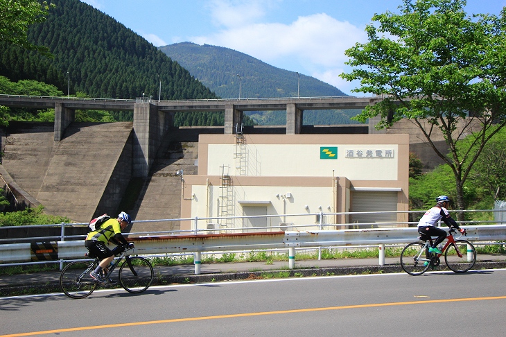 このダムの辺りから本格的な登りが始まります