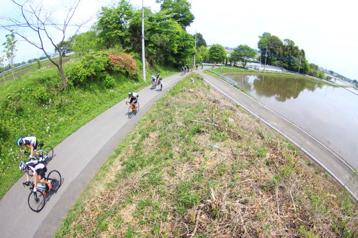 少し丘を登っていきます