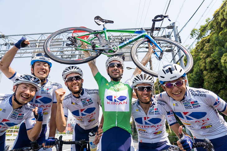 今シーズン勢いに乗るキナンサイクリングチーム。全日本選手権、ツアー・オブ・ジャパンなど格式高いレースを制した