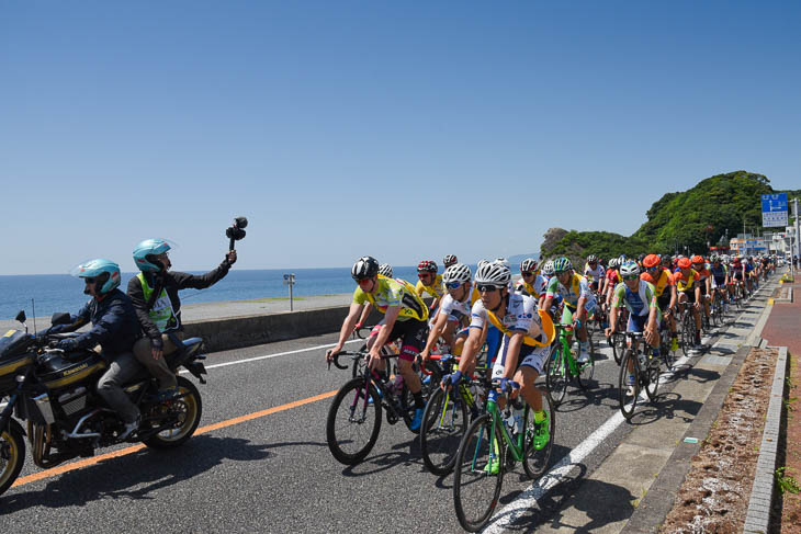 朝から青空が広がった海岸沿いをパレード