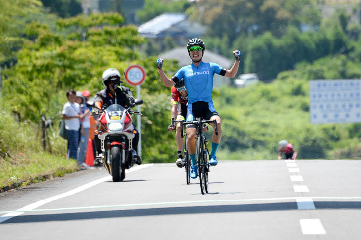 マーク・デマール（チーム右京）を下した入部正太朗（シマノレーシング）が第2ステージ優勝