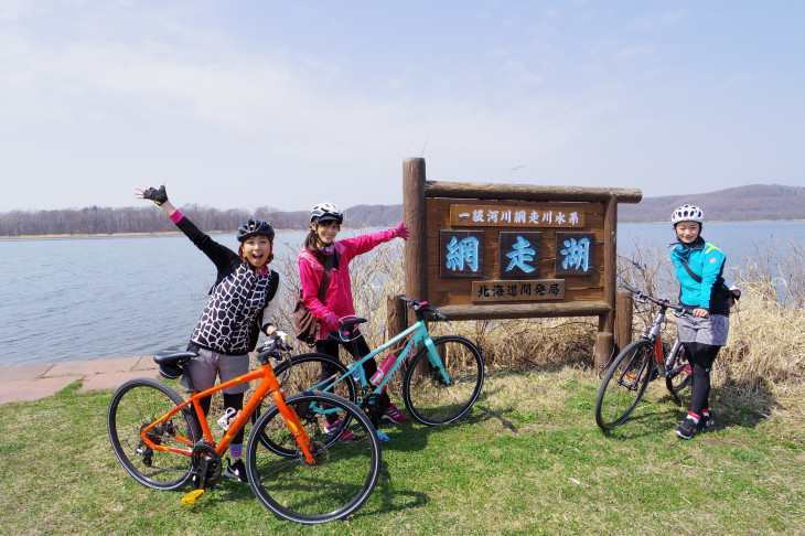 網走湖。夏は緑で美しく、冬は氷上バイクを楽しむ人がいるとか。