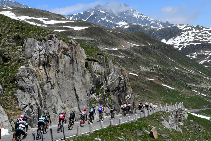 スイス中部に広がる山岳地帯を走る