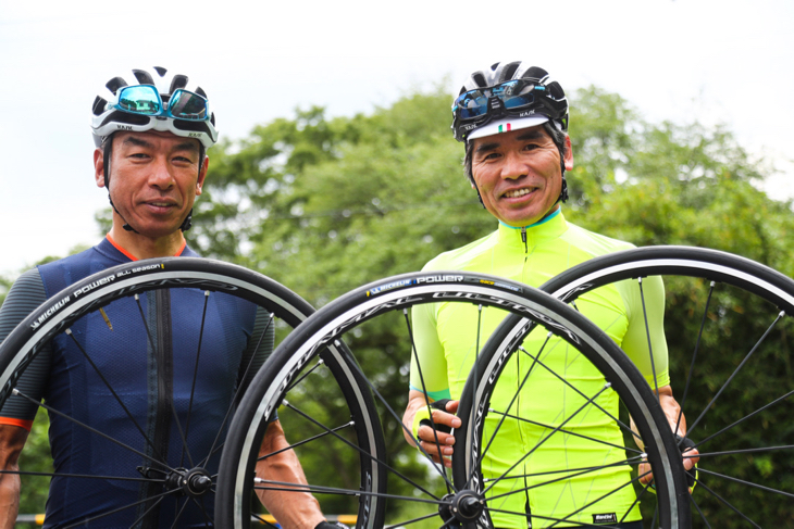 藤野智一さん（左、なるしまフレンド）と大石一夫さん（右、シクロオオイシ ラヴニール）