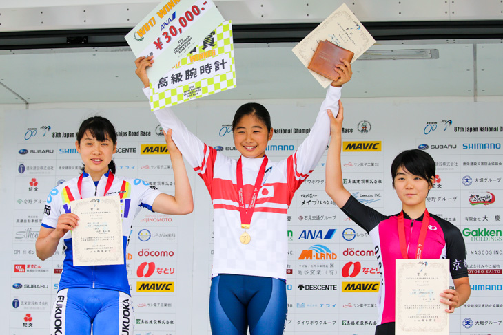 女子U17表彰　2位内野艶和（祐誠高校）、1位渡部春雅（駒沢大学高校）、3位石田唯（北桑田高校）