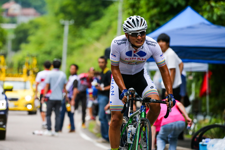 苦しみながらも追走グループに食らいつく山本大喜（KINAN Cycling Team）