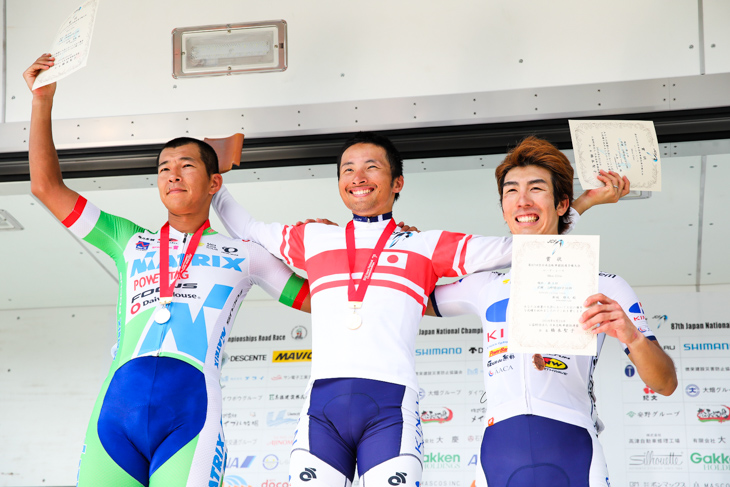 表彰台　2位佐野淳哉（マトリックス・パワータグ）、1位山本元喜（キナンサイクリングチーム）、3位新城雄大（キナンサイクリングチーム）