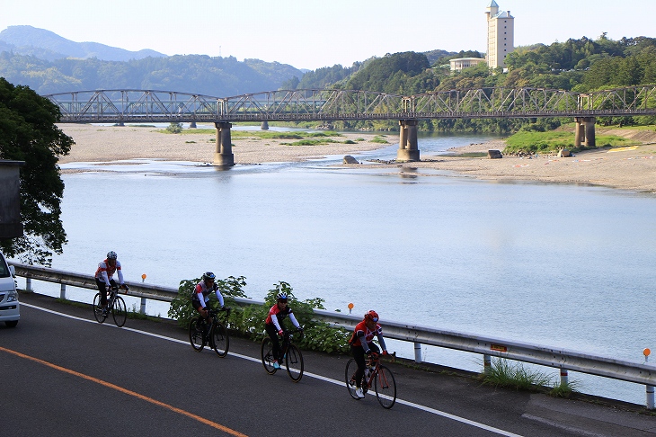 仁淀川を横目に見つつ走っていく