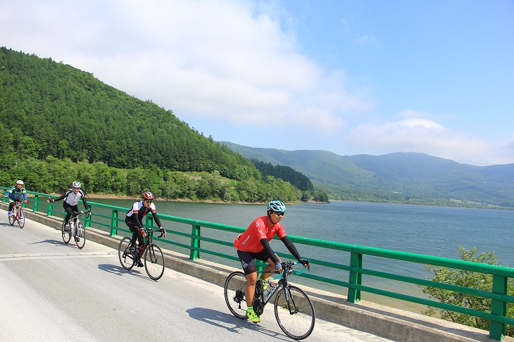 かなやま湖の対岸へと渡ることに