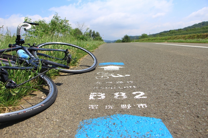 道の左端には自転車向けのペイントも